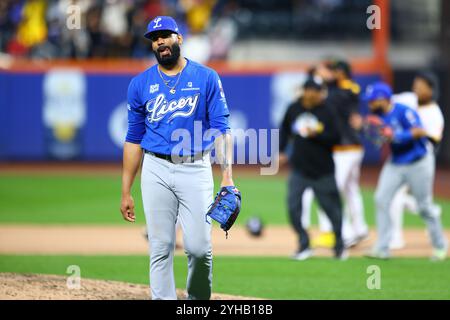 Le lanceur de Los Tigres del Licey Jean Carlos Mejia #40 sort du terrain alors que les joueurs de Las Águilas Cibaeñas célèbrent la victoire de 3-2 dans un match de baseball contre les Las Águilas Cibaeñas au Citi Field à Corona, New York, dimanche 10 novembre 2024. (Photo : Gordon Donovan) Banque D'Images