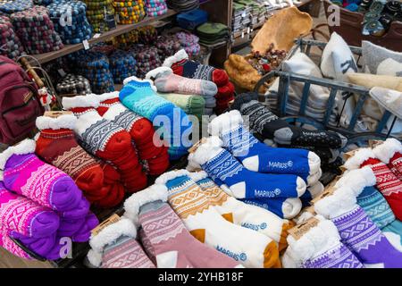 Souvenirs, cadeaux et vêtements d'hiver chauds cadeaux de Norvège dans un magasin de détail dans le village de Geiranger, Geirangerfjord, Norvège occidentale, Europe 2024 Banque D'Images