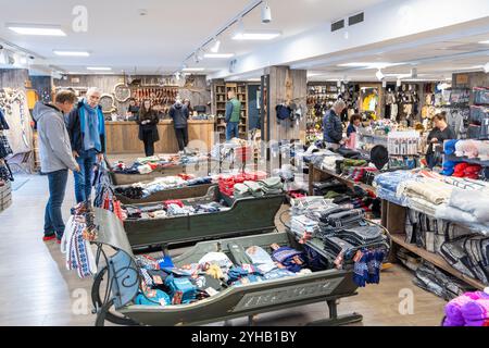 Souvenirs, cadeaux et vêtements d'hiver chauds cadeaux de Norvège dans un magasin de détail dans le village de Geiranger, Geirangerfjord, Norvège occidentale, Europe 2024 Banque D'Images