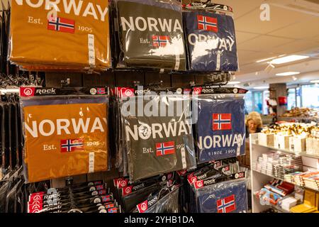 Souvenirs, cadeaux et vêtements d'hiver chauds cadeaux de Norvège dans un magasin de détail dans le village de Geiranger, Geirangerfjord, Norvège occidentale, Europe 2024 Banque D'Images