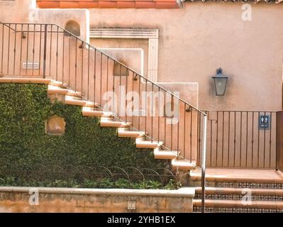 Escalier du Tlaquepaque Village Art and Gallery Center. Sedona. Arizona Banque D'Images