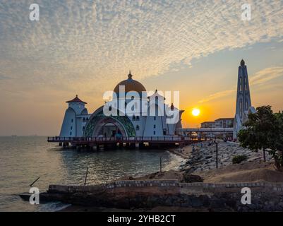 Mosquée du détroit de Malacca au coucher du soleil. Cette mosquée est située sur l'île de Malacca dans la ville historique de Malacca, en Malaisie. Villes historiques du détroit de Malac Banque D'Images