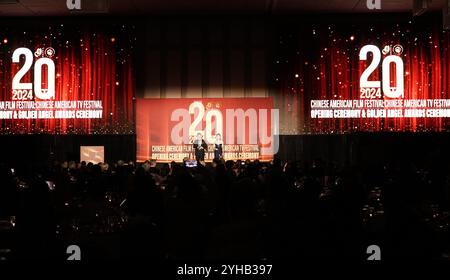 (241111) -- LOS ANGELES, 11 novembre 2024 (Xinhua) -- cette photo prise le 8 novembre 2024 montre une scène lors de la cérémonie d'ouverture et de la cérémonie des Golden Angel Awards du 20e Festival du film chinois américain et du Festival de télévision chinois américain à Los Angeles, Californie, États-Unis. Une foule de stars de cinéma internationales et hollywoodiennes, de dirigeants du divertissement et d'autres personnalités ont rempli la salle de bal Sheraton à San Gabriel, une ville voisine de Los Angeles, vendredi pour assister à la cérémonie d'ouverture des festivals de cinéma et de télévision sino-américains. POUR ALLER AVEC 'Feature : chinois, les cinéastes américains appeler Banque D'Images