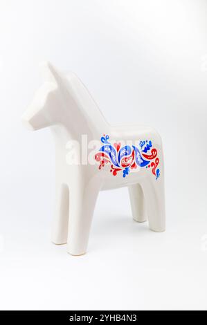 Nova Bana, Slovaquie - 8 novembre 2024 : White Ikea Vinterfest Swedish Dala Horse Ceramic Figurine isolée sur fond blanc. Banque D'Images