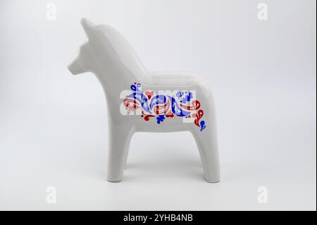 Nova Bana, Slovaquie - 8 novembre 2024 : White Ikea Vinterfest Swedish Dala Horse Ceramic Figurine isolée sur fond blanc. Banque D'Images