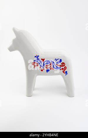 Nova Bana, Slovaquie - 8 novembre 2024 : White Ikea Vinterfest Swedish Dala Horse Ceramic Figurine isolée sur fond blanc. Banque D'Images