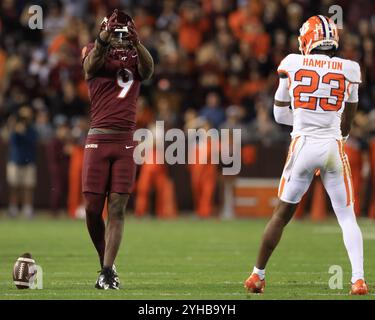 9 novembre 2024 : le receveur large Da'Quan Felton (9 ans) des Virginia Tech Hokies célèbre une prise spectaculaire lors du match de football NCAA entre les Clems Banque D'Images