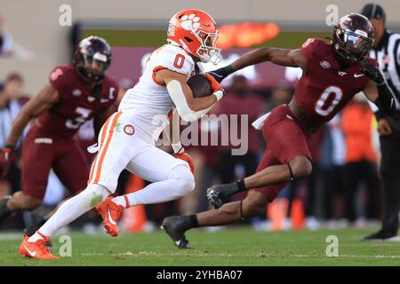 9 novembre 2024 : le receveur des Clemson Tigers Wide Antonio Williams (0) court après une prise lors du match de football de la NCAA entre les Clemson Tigers et th Banque D'Images