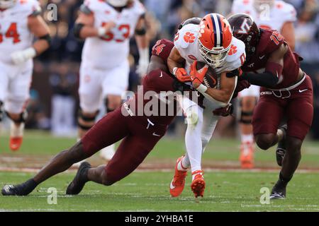 9 novembre 2024 : le receveur des Clemson Tigers Wide Antonio Williams (0) est bouclé par le linebacker de Virginia Tech Hokies Jaden Keller (24 ans) et Safety Jayl Banque D'Images