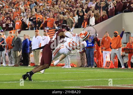 9 novembre 2024 : Cole Turner (22), receveur des Clemson Tigers Wide, sort dans un touchdown de réception sur le cornerback des Virginia Tech Hokies, Dorian Strong (44) Banque D'Images