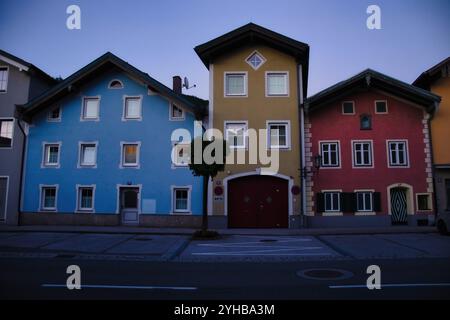 Golling an der Salzach, Autriche - 14 juin 2021 : bâtiments colorés à Golling an der Salzach un soir d'été. Banque D'Images