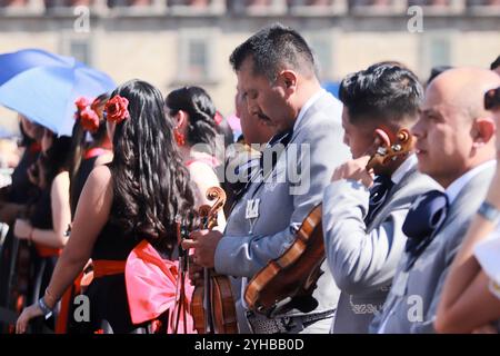 Nouveau record du monde Guinness pour Mariachis chantant Cielito Lindo cent mariachis participant au record du monde Mariachi dans le cadre de la clôture du premier Congrès mondial Mariachi. 1 122 Mariachis bat le record du monde Guinness en interprétant la populaire chanson mexicaine Cielito Lindo en même temps sur la place principale Zocalo. Le 10 novembre 2024 à Mexico, Mexique. Mexico CDMX Mexique Copyright : xCarlosxSantiagox Banque D'Images