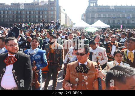 Nouveau record du monde Guinness pour Mariachis chantant Cielito Lindo cent mariachis participant au record du monde Mariachi dans le cadre de la clôture du premier Congrès mondial Mariachi. 1 122 Mariachis bat le record du monde Guinness en interprétant la populaire chanson mexicaine Cielito Lindo en même temps sur la place principale Zocalo. Le 10 novembre 2024 à Mexico, Mexique. Mexico CDMX Mexique Copyright : xCarlosxSantiagox Banque D'Images