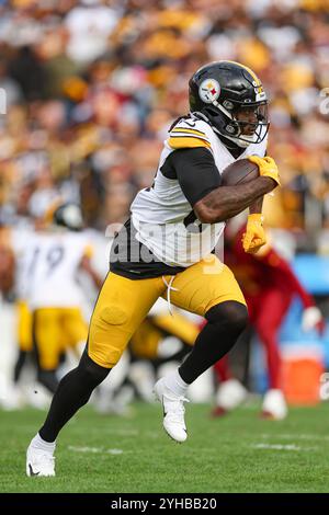 Landover, MD. États-Unis ; Pittsburgh Steelers Running Back Cordarrelle Patterson (84) court avec le ballon lors d'un match de la NFL contre le Washington commander Banque D'Images