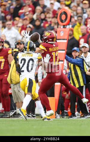 Landover, MD. États-Unis ; le récepteur du Wide des commandants de Washington Luke McCaffrey (12 ans) est incapable de faire la capture alors qu'il est couvert par Pittsburgh Steelers Cornerbac Banque D'Images