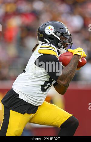 Landover, MD. États-Unis ; Pittsburgh Steelers Running Back Cordarrelle Patterson (84) court avec les All lors d'un match de la NFL contre les Washington Commanders Banque D'Images