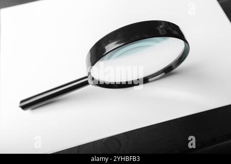 Loupe et le papier blanc sur la table en bois Banque D'Images