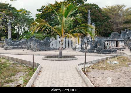 Vue des ruines faites de pierres de Corol à Kaole Ruins - un poste de traite du 13ème siècle et fort colonial allemand à Bagamoyo, Tanzanie Banque D'Images