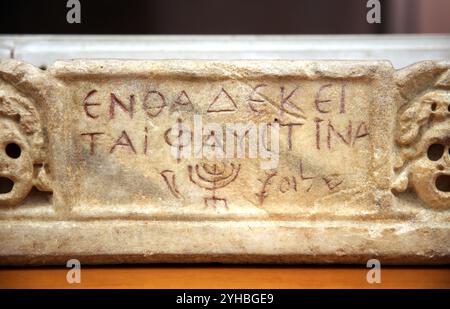 Sarcophage de Faustgina. Décoré : masques et symboles juifs (menorah, shofar, Iulav et teerm Shalom. Rome. Fin du IIIe siècle. Musée national romain (B Banque D'Images