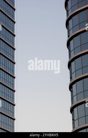 Un bâtiment remarquablement haut qui dispose d'un nombre important de fenêtres, mettant en valeur son impressionnant design architectural contre le ciel Banque D'Images