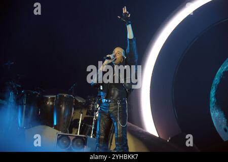 Le chanteur italien Ghali lors de son spectacle à Unipol Arena, Casalecchio (Bo), Italie, le 10 novembre 2024 Banque D'Images