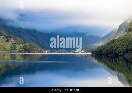 Naerofjord est un site du patrimoine mondial de l'unesco, le fjord est un bras de Sognefjord, village de Gudvangen au loin, Norvège occidentale, Europe Banque D'Images