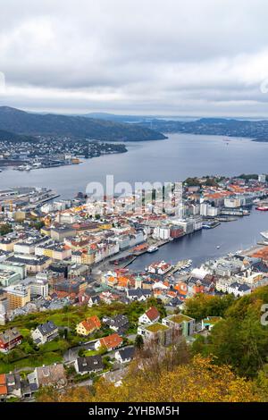 Vue sur le centre-ville de Bergen et le port de cette ville portuaire depuis le sommet du mont Floyen, comté de Westland, Norvège occidentale, Scandanavie, 2024 Banque D'Images