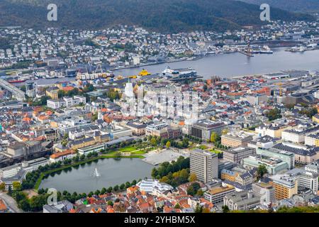 Vue sur le centre-ville de Bergen et le port de cette ville portuaire depuis le sommet du mont Floyen, comté de Westland, Norvège occidentale, Scandanavie, 2024 Banque D'Images