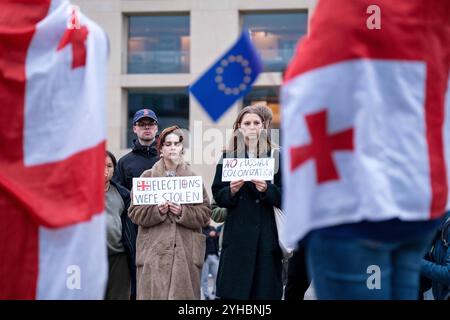 Etwa 200 Personen demonstrieren in Berlin mit einer Kundgebung gegen das offizelle Ergebnis der Parlamentswahl in Georgien. Die Wahlkommission ernannte die Regierungspartei Georgischer Traum zum Wahlsieger. Die Demonstranten befürchten eine Annäherung Georgiens an Russland. / Environ 200 personnes manifestent à Berlin avec un rassemblement contre le résultat des élections législatives en Géorgie. Le parti au pouvoir du rêve géorgien a remporté les élections, a déclaré la commission électorale. Les manifestants craignent que la Géorgie se rapproche de la Russie. Snapshot-Photography/K.M.Krause Banque D'Images