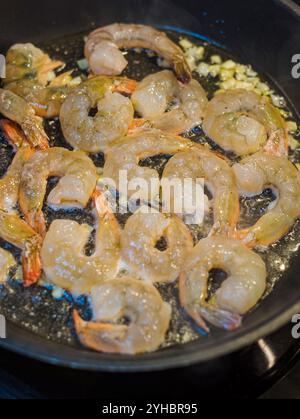 Rôtir les crevettes dans une poêle avec des herbes et de l'ail. Isolé. Vue de dessus. Photo de haute qualité Banque D'Images