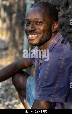 Portrait franc d'un homme afro-américain joyeux souriant pendant l'heure dorée avec un éclairage extérieur naturel Banque D'Images