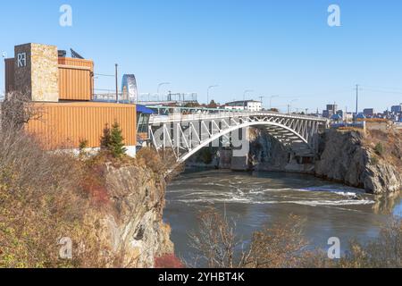 Un Phénominon naturel les chutes Reverse sont une série de rapides sur la rivière Saint-Jean située à Saint-Jean, Nouveau-Brunswick, Canada, où la rivière Banque D'Images