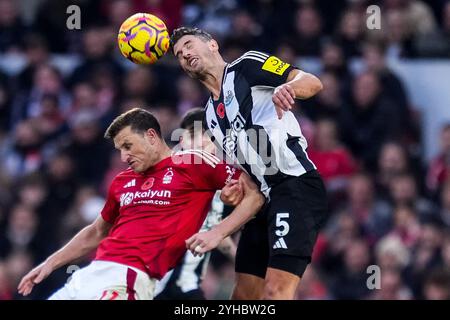 NOTTINGHAM, ANGLETERRE - 10 NOVEMBRE : Chris Wood du Nottingham Forest FC et Fabian Schar du Newcastle United FC s'affrontent pour le ballon de tête lors du match de premier League entre le Nottingham Forest FC et le Newcastle United FC au City Ground le 10 novembre 2024 à Nottingham, en Angleterre. (Photo de René Nijhuis/MB Media) Banque D'Images