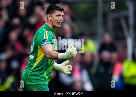 NOTTINGHAM, ANGLETERRE - 10 NOVEMBRE : le gardien du Newcastle United FC Nick Pope fait des gestes lors du match de premier League entre le Nottingham Forest FC et le Newcastle United FC au City Ground le 10 novembre 2024 à Nottingham, en Angleterre. (Photo de René Nijhuis/MB Media) Banque D'Images