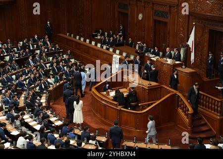 Tokyo, Japon. 11 novembre 2024. Des législateurs assistent à une session à la Chambre des représentants de la Diète nationale à Tokyo, Japon, 11 novembre 2024. Le chef du Parti libéral démocrate (PLD) japonais Shigeru Ishiba a été réélu premier ministre du pays lundi après avoir obtenu le plus grand nombre de voix dans les deux chambres de la Diète japonaise. Crédit : Zhang Xiaoyu/Xinhua/Alamy Live News Banque D'Images