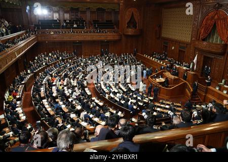 Tokyo, Japon. 11 novembre 2024. Des législateurs assistent à une session à la Chambre des représentants de la Diète nationale à Tokyo, Japon, 11 novembre 2024. Le chef du Parti libéral démocrate (PLD) japonais Shigeru Ishiba a été réélu premier ministre du pays lundi après avoir obtenu le plus grand nombre de voix dans les deux chambres de la Diète japonaise. Crédit : Zhang Xiaoyu/Xinhua/Alamy Live News Banque D'Images