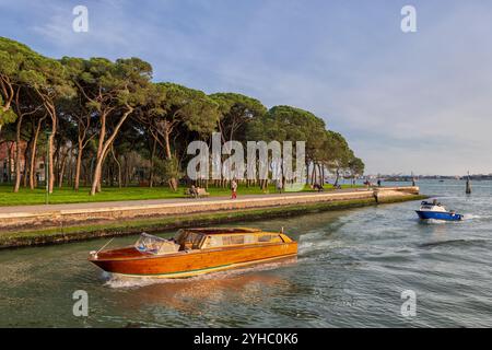 Venise, Italie - 20 mars 2024 - Parc du souvenir (Parco delle Rimembranze) et bateau-taxi de retour de la lagune vénitienne, quartier de Castello. Banque D'Images