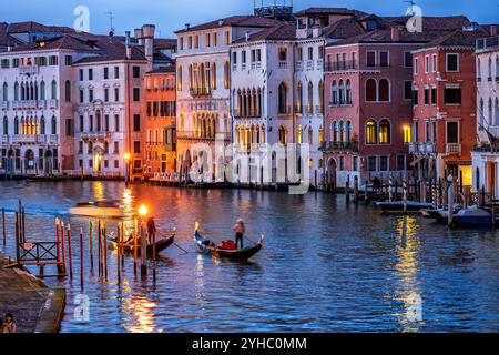 Venise, Italie - 20 mars 2024 - soirée tranquille dans la ville avec des gondoles dans le Grand canal et des bâtiments historiques en bord de mer. Banque D'Images