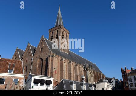Vue extérieure de l'église Georges (Sint Joris) à Amersfoort dans la province d'Utrecht aux pays-Bas. Journée ensoleillée avec ciel bleu clair. Copier spac Banque D'Images