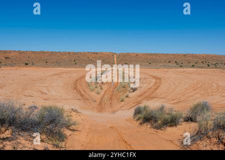 Pistes de sable sur des dunes de sable pour la conduite en 4x4 dans le désert de Simpson, Queensland, Queensland, Queensland, Australie Banque D'Images