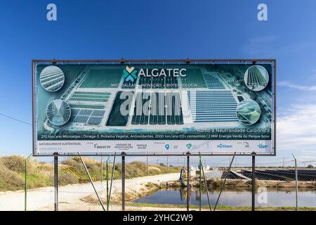 Panneau d'affichage au parc d'activités écologique algtec présentant la culture de microalgues et le parc solaire pour la neutralité carbone, la promotion de la biotechnologie durable et Banque D'Images