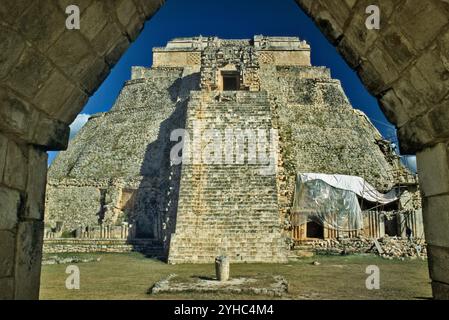 Piramide del Adivino (Pyramide magicienne), Arche maya, Ruta Puuc, Uxmal, Yucatan, Mexique Banque D'Images