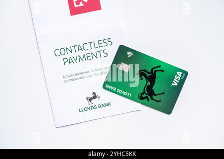 Introduction au dépliant de paiement sans contact et à une carte de débit Lloyds à partir de 2017 lorsque le paiement sans contact a été introduit au Royaume-Uni Banque D'Images