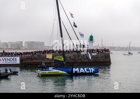 Charlie Dalin bateau (Macif) dans le chenal pour le départ du Vendée Globe 2024 le 10 novembre 2024. Aux Sables d'Olonne, France. Banque D'Images