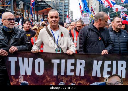 Les Britanniques au défilé de rassemblement "Unite the Kingdom" Une bannière accusant le premier ministre britannique Keir Starmer d'alimenter les récentes émeutes, Londres, Royaume-Uni. Banque D'Images