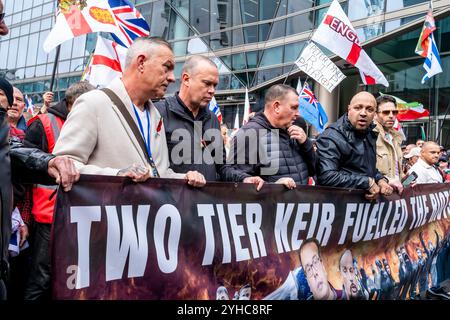 Les Britanniques au défilé de rassemblement "Unite the Kingdom" Une bannière accusant le premier ministre britannique Keir Starmer d'alimenter les récentes émeutes, Londres, Royaume-Uni. Banque D'Images