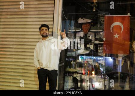 Gaziantep, Turkiye. 28 mai 2023. Les célébrations ont lieu à Gaziantep après la victoire du président turc Recep Tayyip Erdogan au second tour des élections de dimanche. Recep Tayyip Erdoğan a reçu 52,1% des voix au deuxième tour dimanche, son challenger Kemal Kilicdaroglu ayant remporté 47,9% Banque D'Images