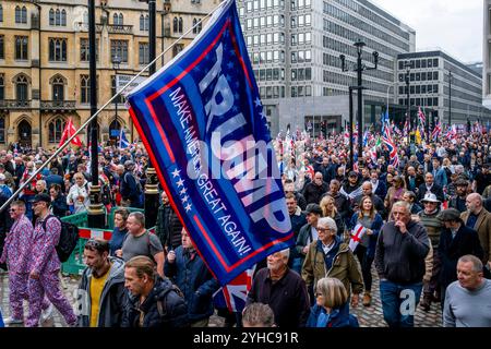 Des milliers de Britanniques défilent dans le centre de Londres lors d'Un rassemblement « Unite the Kingdom » organisé par le militant politique Tommy Robinson, Londres, Royaume-Uni Banque D'Images