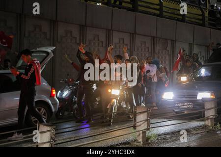 Gaziantep, Turkiye. 28 mai 2023. Les célébrations ont lieu à Gaziantep après la victoire du président turc Recep Tayyip Erdogan au second tour des élections de dimanche. Recep Tayyip Erdoğan a reçu 52,1% des voix au deuxième tour dimanche, son challenger Kemal Kilicdaroglu ayant remporté 47,9% Banque D'Images