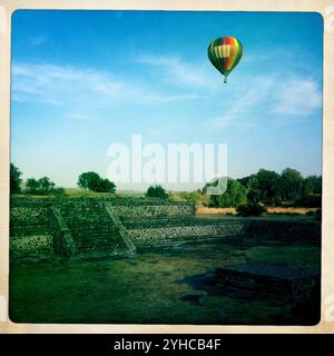 Des montgolfières survolent l'avenue des morts dans les ruines de l'ancienne ville de Teotihuacan, Mexico, Mexique, le 21 décembre 2012. REMARQUE : cette image fait partie de Aurora Banque D'Images